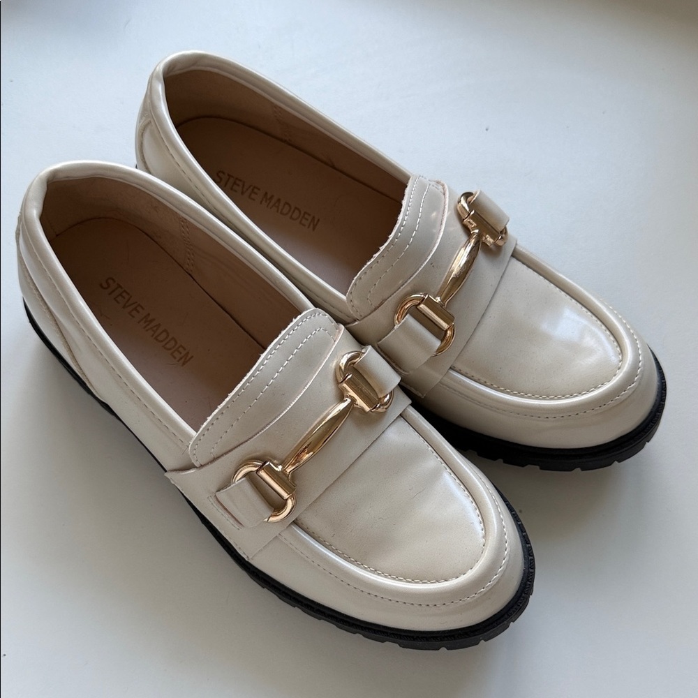 Steve Madden Cream Loafers with Gold Accent Kids Size 2